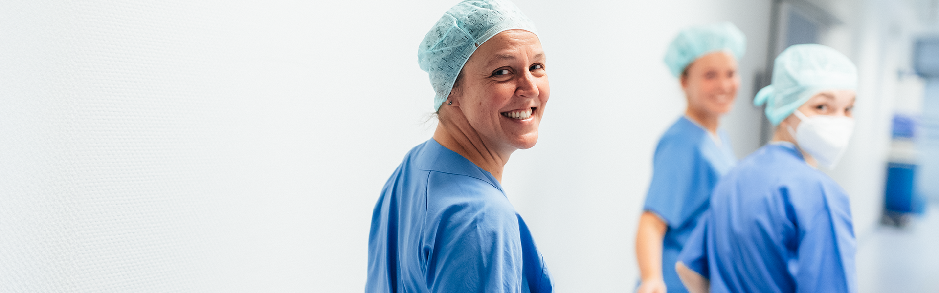 St. Johannes Hospital Dortmund - Damen im Krankenhaus-Berufsbekleidung lächeln